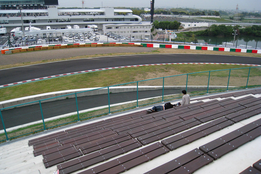 D3席中段からコースを見るとこんな感じ