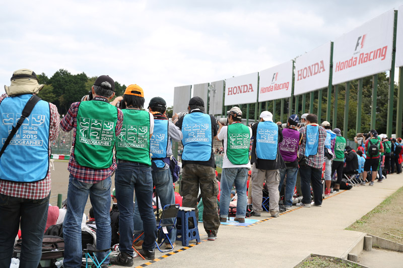 逆バンク、D1席最上段のカメラマンエリアは例年大混雑する