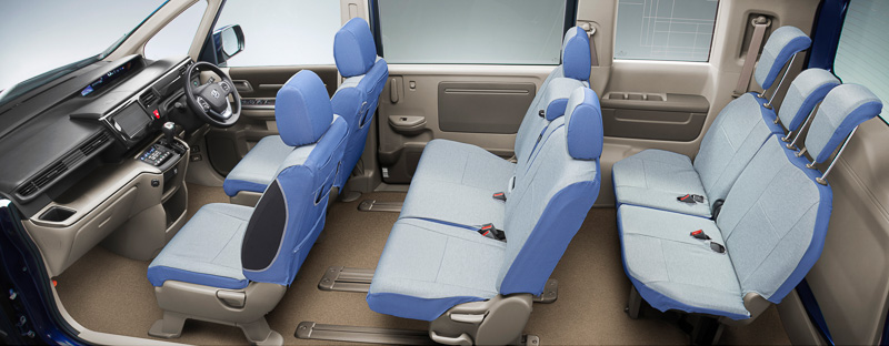 フルタイプの「シートカバー ファブリック」（5万7240円）は、1～3列目のセット。ナチュラルタイプ（左）とカスタムタイプ（中央、右）を用意