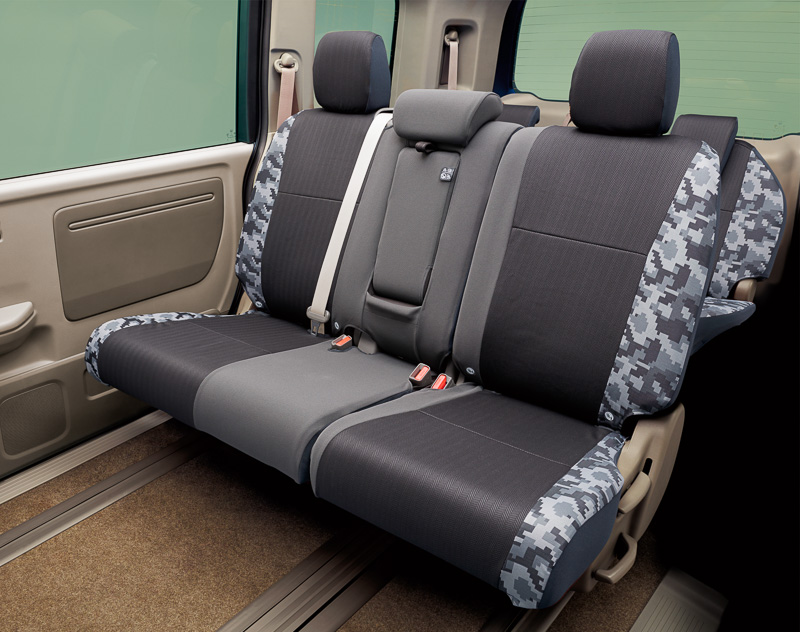 フルタイプの「シートカバー ファブリック」（5万7240円）は、1～3列目のセット。ナチュラルタイプ（左）とカスタムタイプ（中央、右）を用意