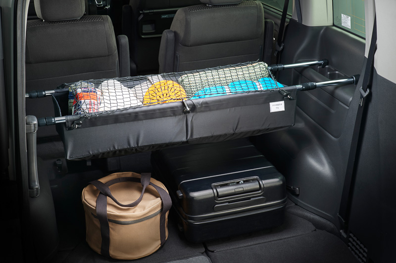 ラゲッジルームを上下に分割して使うことができる「ラゲッジオーガナイザーボックス」（2万9160円）