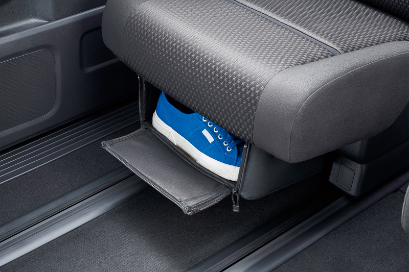 2列目シートの下に荷物を収納できる「シートアンダーボックス」（8640円）