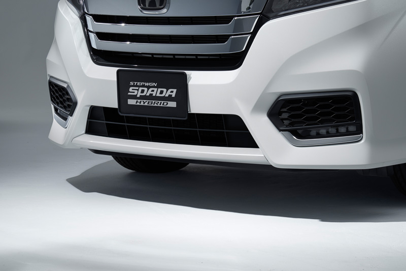 「フロントロアガーニッシュ」（2万7000円）はカラードタイプ（左）とクロームメッキタイプ（右、12月下旬発売予定）のほか、ダーククロームメッキタイプ（12月下旬発売予定）も用意