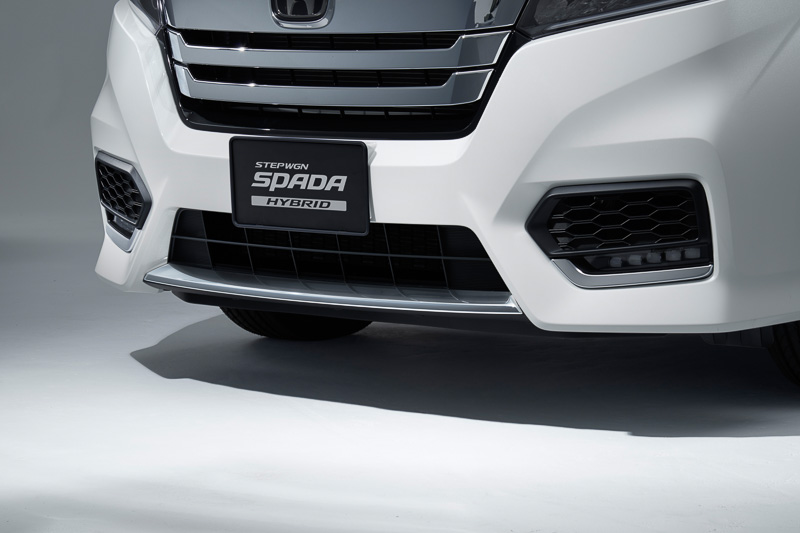 「フロントロアガーニッシュ」（2万7000円）はカラードタイプ（左）とクロームメッキタイプ（右、12月下旬発売予定）のほか、ダーククロームメッキタイプ（12月下旬発売予定）も用意