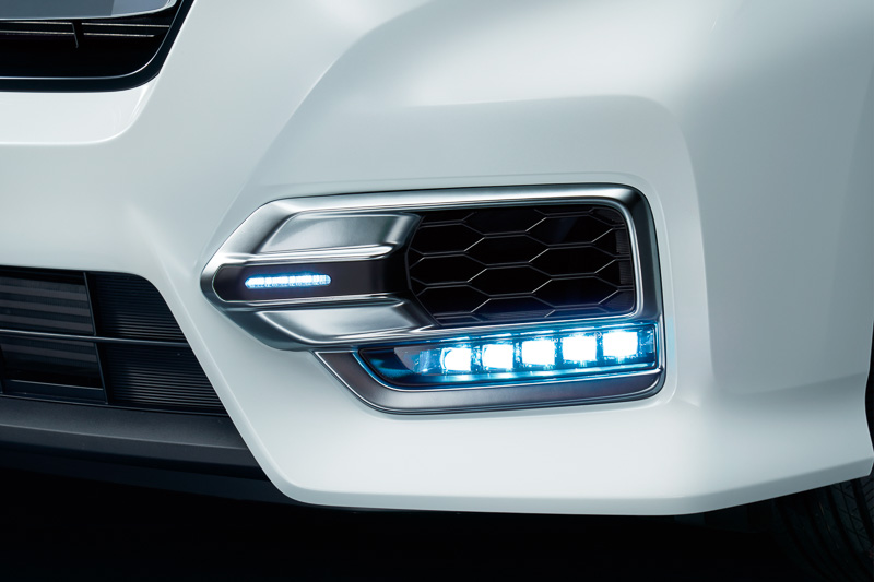 12月下旬発売予定の「アクセサリーライト付 フォグライトガーニッシュ」（価格未定）。ホワイト（左）とクロームメッキタイプ（中央）、ダーククロームメッキタイプ（右）の3種類を設定