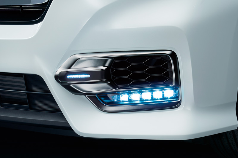 12月下旬発売予定の「アクセサリーライト付 フォグライトガーニッシュ」（価格未定）。ホワイト（左）とクロームメッキタイプ（中央）、ダーククロームメッキタイプ（右）の3種類を設定