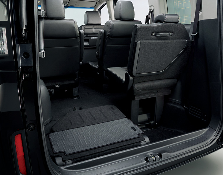 3列目シートは床下格納が可能な「マジックシート」