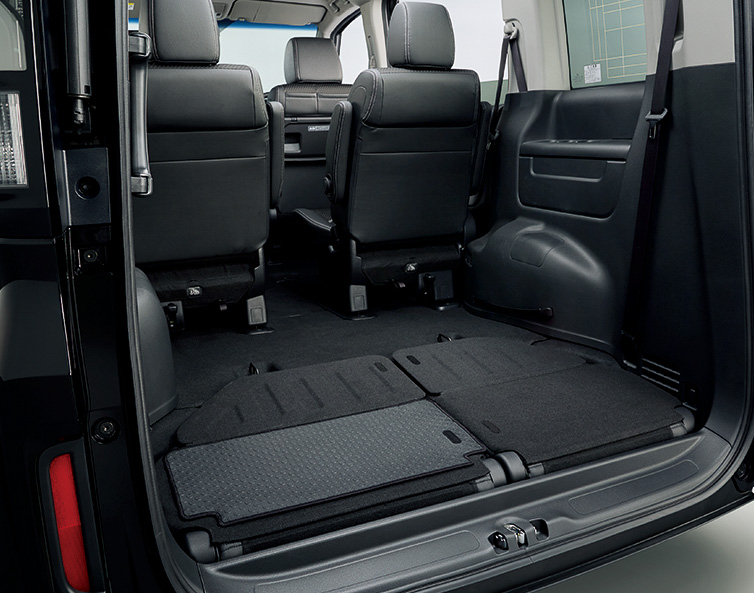 3列目シートは床下格納が可能な「マジックシート」