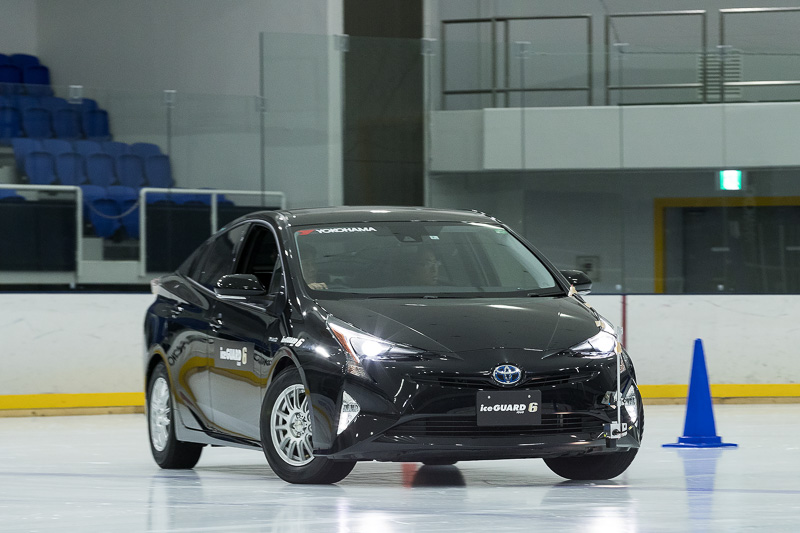 横浜ゴムの最新スタッドレスタイヤ「アイスガード 6」を氷上路面となるスケートリンクで試乗した