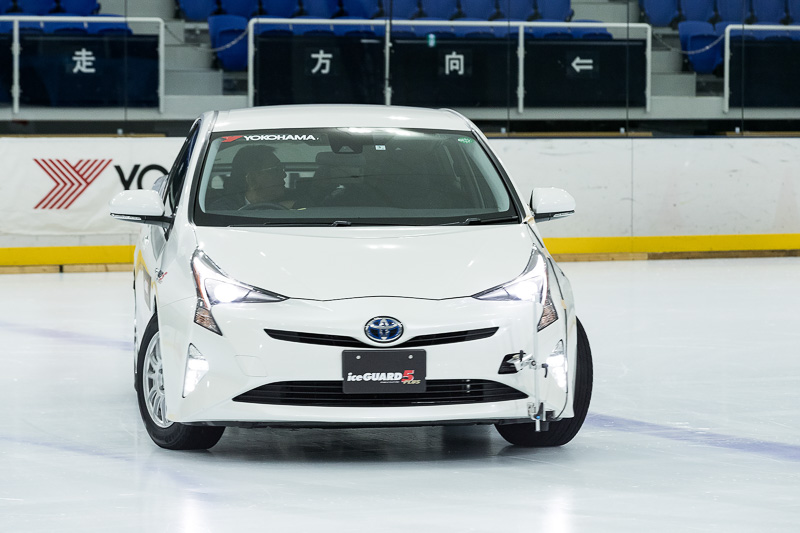 白いプリウスがアイスガード 5プラス、黒いプリウスがアイスガード 6を装着していた