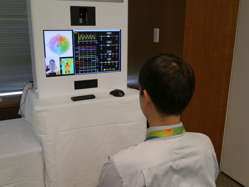 感情・体調センシングのデモストレーション。上下に2つのカメラで計測