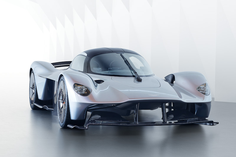 アストンマーティンとレッドブル・レーシングの提携関係から生まれたプロダクトの第1弾「Valkyrie（ヴァルキリー）」は、2018年に最初のモデルが完成し、2019年から納車が開始される予定だが、すでに完売がアナウンスされている。なお、今回の提携強化により今後も新しい製品の開発に取り組んでいくという