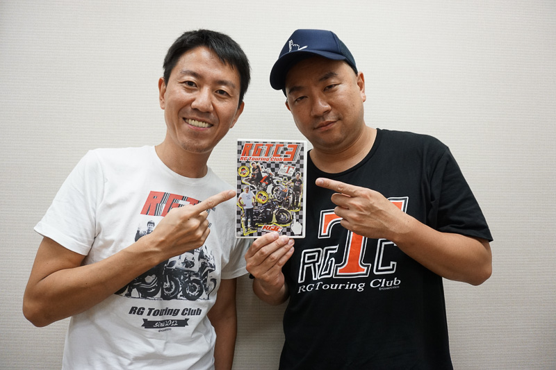 10月13日～15日にツインリンクもてぎで開催される「MotoGP 日本グランプリ」の魅力を伝えにやってきた、お笑い芸人のチュートリアル福田充徳さん（左）とレイザーラモンRGさん（右）