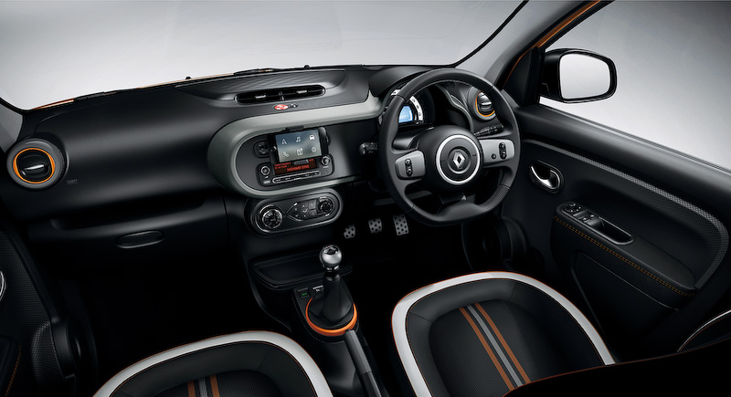 各所にオレンジの加飾が入るインテリア