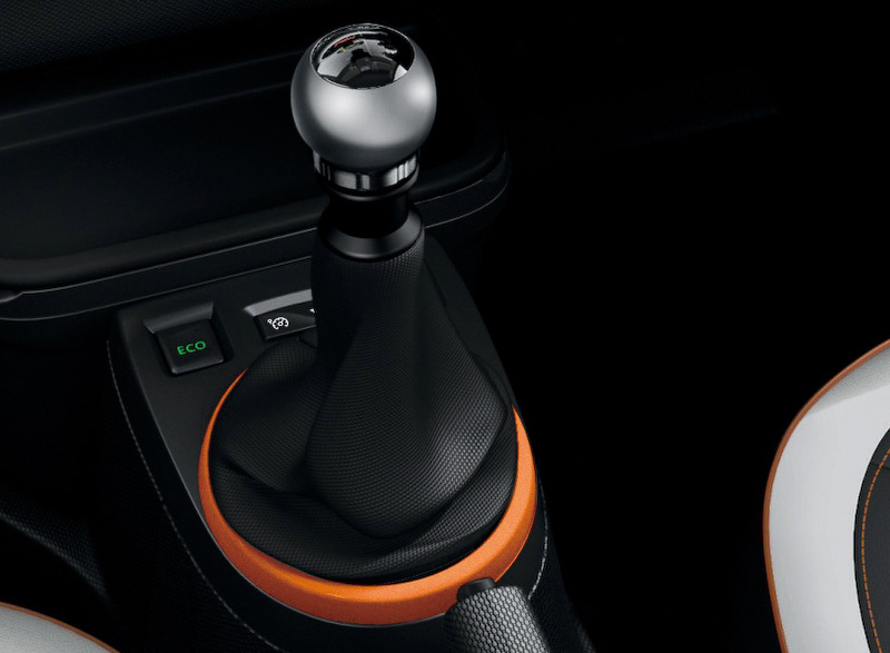 各所にオレンジの加飾が入るインテリア