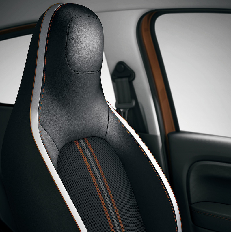 各所にオレンジの加飾が入るインテリア