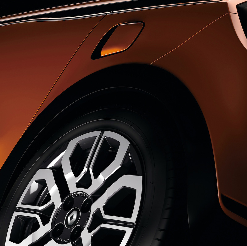 サイドエアインテークやブラックリアディフューザーといった専用装備が与えられる。17インチアロイホイールはコンセプトカー「Twin’Run」のデザインと同一のもの