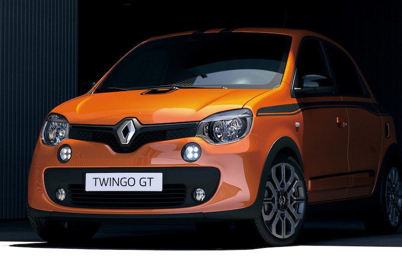 サイドエアインテークやブラックリアディフューザーといった専用装備が与えられる。17インチアロイホイールはコンセプトカー「Twin’Run」のデザインと同一のもの