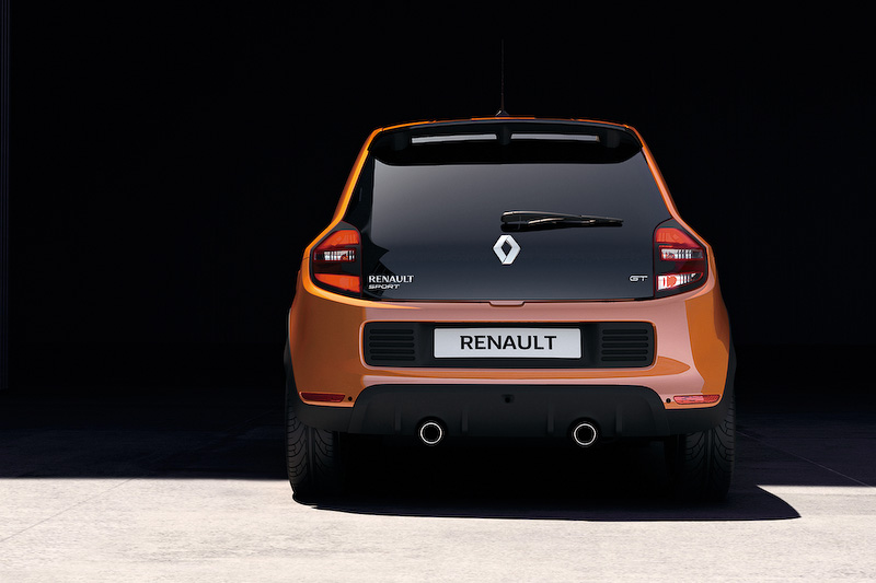 サイドエアインテークやブラックリアディフューザーといった専用装備が与えられる。17インチアロイホイールはコンセプトカー「Twin’Run」のデザインと同一のもの