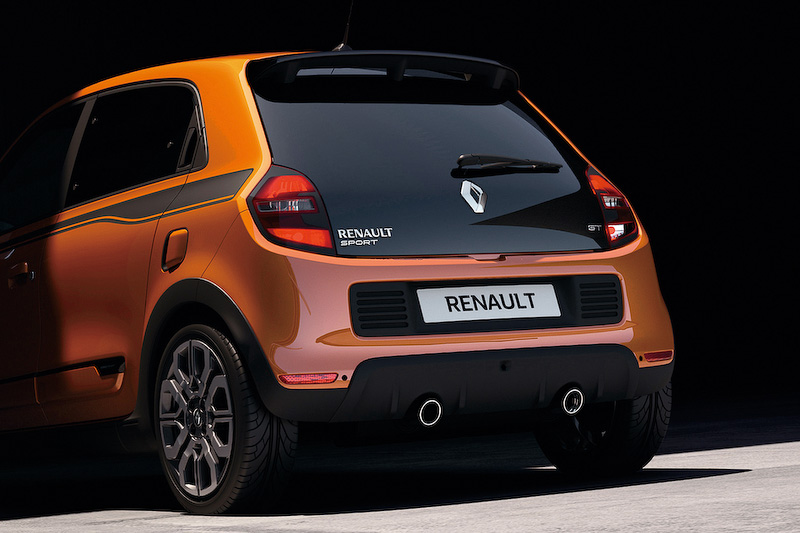 サイドエアインテークやブラックリアディフューザーといった専用装備が与えられる。17インチアロイホイールはコンセプトカー「Twin’Run」のデザインと同一のもの