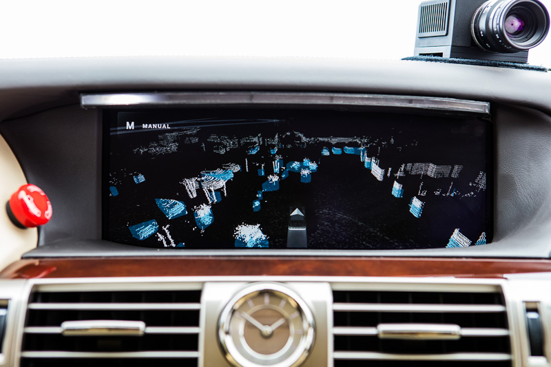 ドライバーが周囲の危険などを認識しやすくするため、クルマがLIDARなどで認識した周辺画像をセンタークラスター上のスクリーンに表示して、有効性や使い勝手を検証