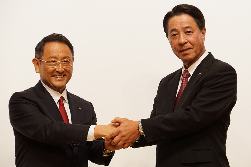 8月4日の業務資本提携に関する共同記者会見に出席したトヨタ自動車株式会社 代表取締役社長 豊田章男氏（左）とマツダ株式会社 代表取締役社長兼CEO 小飼雅道氏（右）