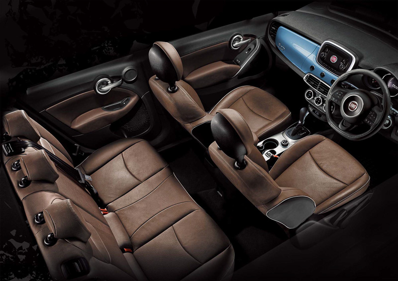 ブラウンレザーのシートを採用