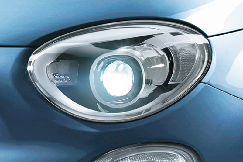 オートハイビームヘッドライトを採用