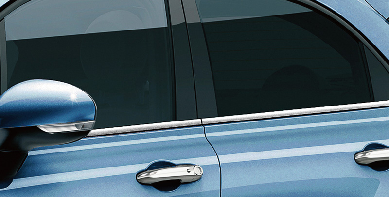 クローム仕上げのサイドウィンドウボトムラインを採用