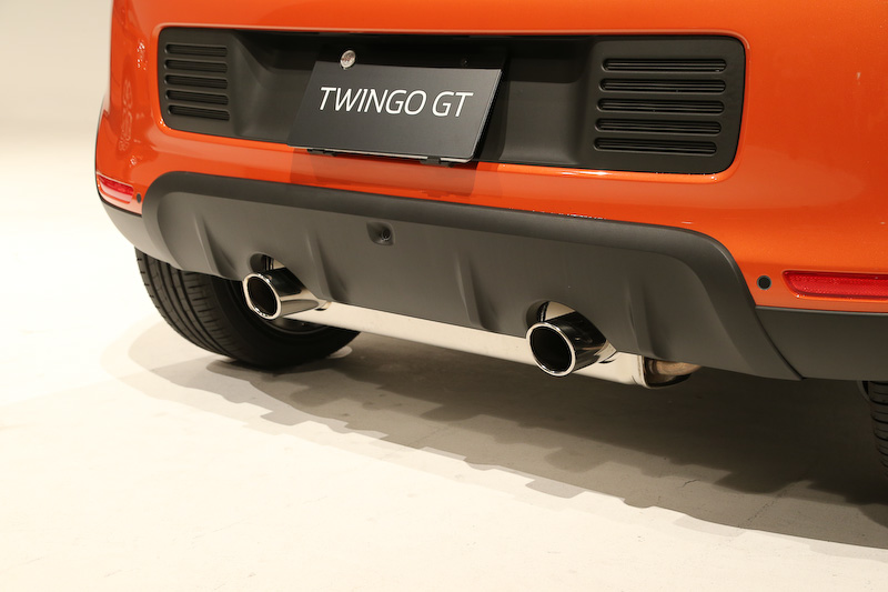 クロームデュアルエキゾーストパイプが目を引くリアまわり。テールゲートの左側に「RENAULT SPORT」、右側に「GT」のバッヂが備わる代わりに、カタログモデルでは中央に「TWINGO」のバッヂがつくところ、トゥインゴGTでは非装着となる