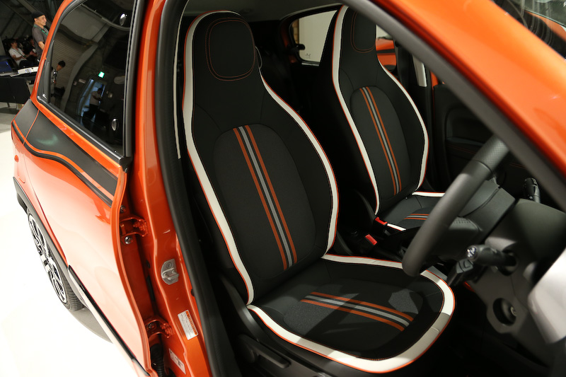 各所にオレンジの加飾が与えられるインテリア