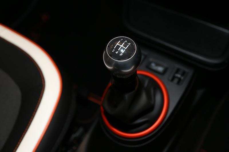 各所にオレンジの加飾が与えられるインテリア