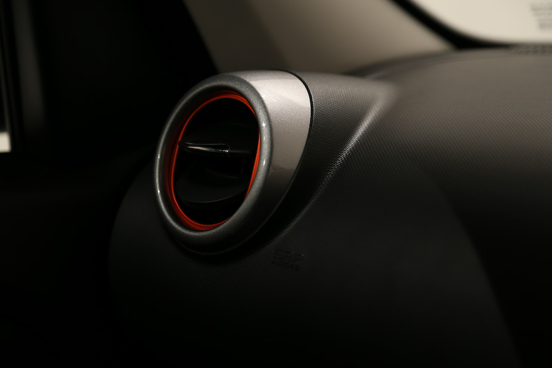 各所にオレンジの加飾が与えられるインテリア