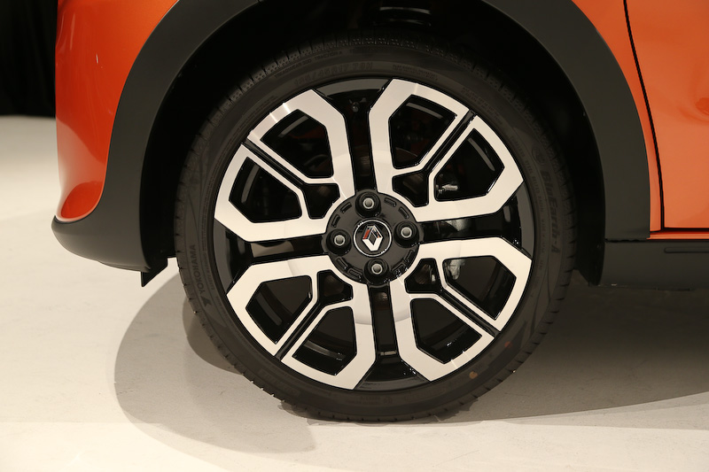 「オランジュ ブレイズM」カラーを身にまとうエクステリアでは、ボンネットからルーフ後端にかけてNACAダクトをイメージしたデカール、コンセプトカー「Twin’Run」と同デザインの17インチアロイホイール（タイヤは横浜ゴム「ブルーアース・エース」。フロント：185/45 R17、リア：205/40 R17）などを装着