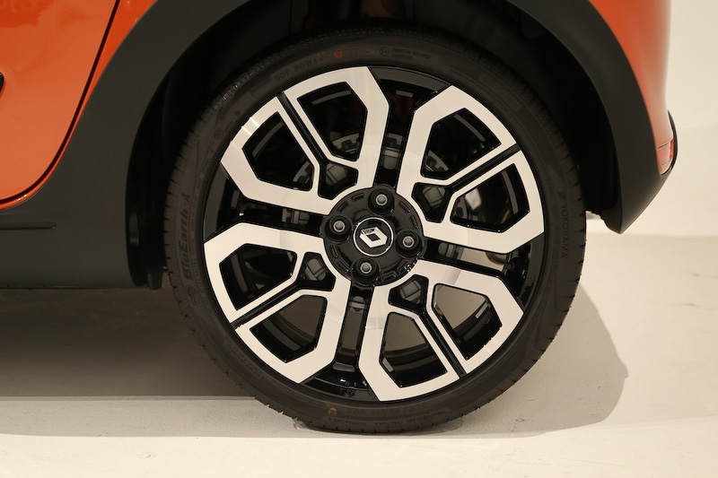 「オランジュ ブレイズM」カラーを身にまとうエクステリアでは、ボンネットからルーフ後端にかけてNACAダクトをイメージしたデカール、コンセプトカー「Twin’Run」と同デザインの17インチアロイホイール（タイヤは横浜ゴム「ブルーアース・エース」。フロント：185/45 R17、リア：205/40 R17）などを装着