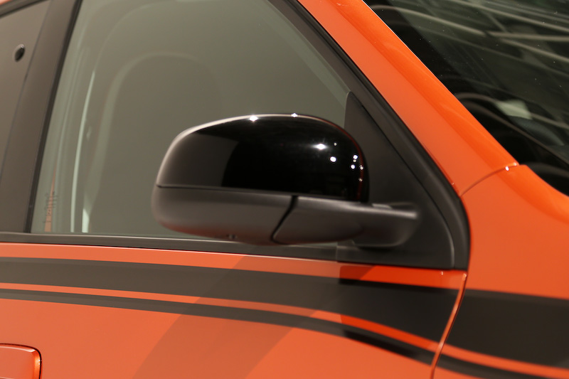 「オランジュ ブレイズM」カラーを身にまとうエクステリアでは、ボンネットからルーフ後端にかけてNACAダクトをイメージしたデカール、コンセプトカー「Twin’Run」と同デザインの17インチアロイホイール（タイヤは横浜ゴム「ブルーアース・エース」。フロント：185/45 R17、リア：205/40 R17）などを装着