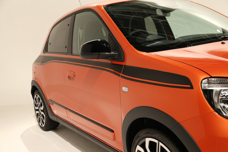 「オランジュ ブレイズM」カラーを身にまとうエクステリアでは、ボンネットからルーフ後端にかけてNACAダクトをイメージしたデカール、コンセプトカー「Twin’Run」と同デザインの17インチアロイホイール（タイヤは横浜ゴム「ブルーアース・エース」。フロント：185/45 R17、リア：205/40 R17）などを装着