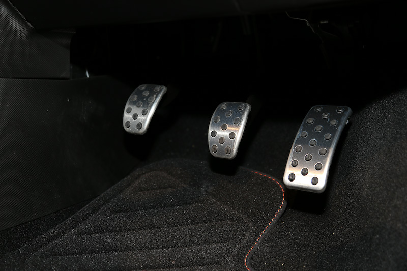 各所にオレンジの加飾が与えられるインテリア