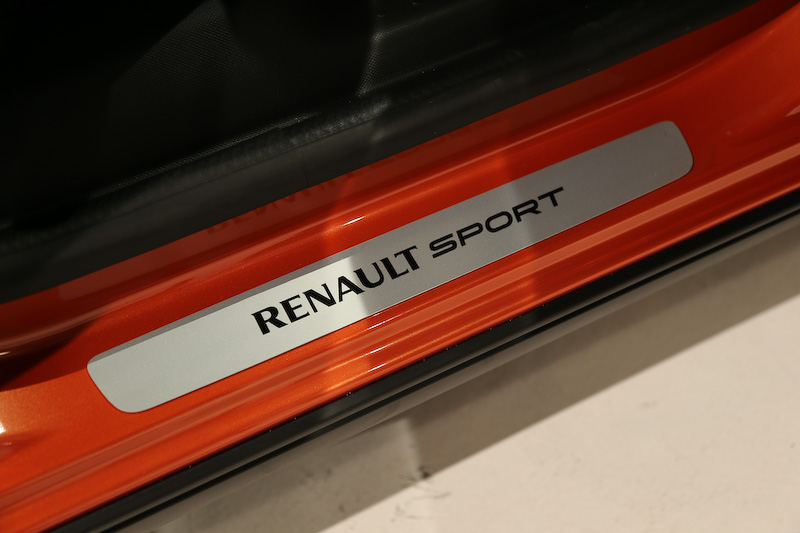 各所にオレンジの加飾が与えられるインテリア