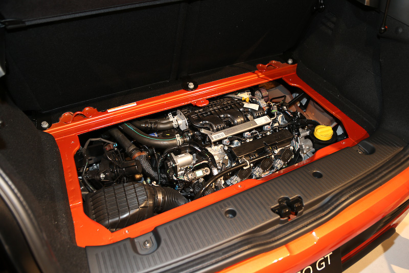 直列3気筒DOHC 0.9リッターターボエンジンの最高出力は109PS/5750rpm、最大トルクは170Nm/2000rpm