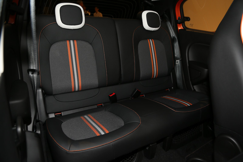 各所にオレンジの加飾が与えられるインテリア