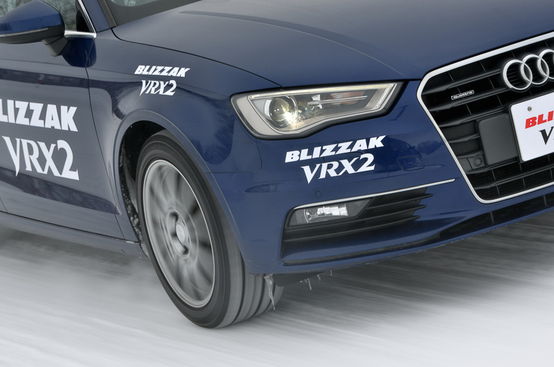 ブリザック史上最高性能という「BLIZZAK（ブリザック） VRX2」。アクティブ発泡ゴム2などで、氷上ブレーキ性能10％短縮、摩耗ライフ22％向上、静粛性31％向上を実現