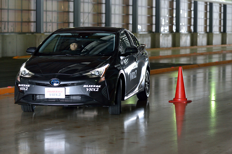 氷上の性能をチェック。特殊試験路のため撮影も制限された状態