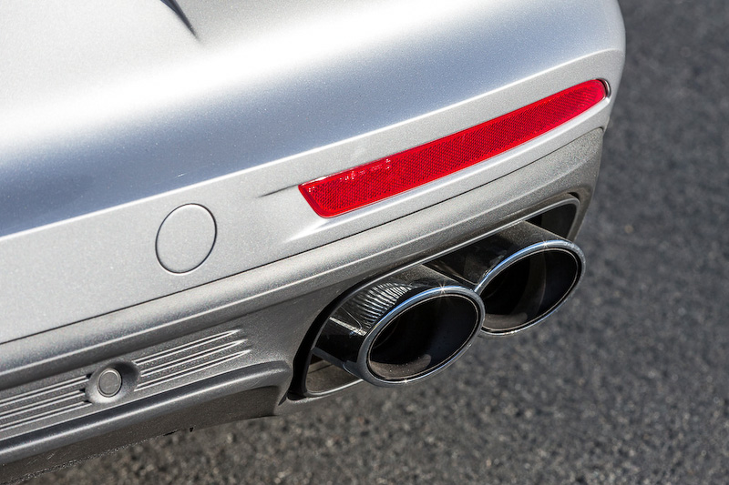 ブレーキシステムはフロント対向10ピストンのアルミニウム製モノブロックキャリパー、リア対向4ピストンのアルミニウム製モノブロックキャリパーを採用。タイヤサイズはフロント275/35 ZR21、リア325/30 ZR21