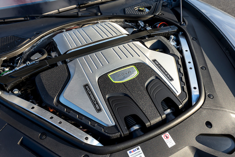 最高出力404kW（550PS）/5750-6000rpm、最大トルク770Nm/1960-4500rpmのV型8気筒4.0リッターツインターボエンジンと最高出力100kW（136PS）/2800rpm、最大トルク400Nm/100-2300rpmの電気モーターを組み合わせるパナメーラ ターボS E-ハイブリッドのパワートレーン。システム全体で最高出力500kW（680PS）、最大トルク850Nmを発生する。トランスミッションは8速DCT（PDK）