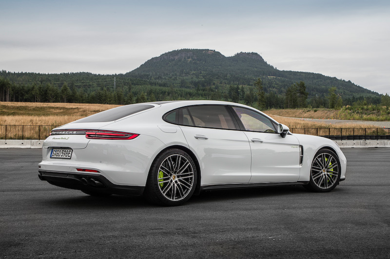 こちらはストレッチ版の「パナメーラ ターボS E-ハイブリッド エグゼクティブ」（3044万円）。ボディサイズは5199×1937×1432mm（全長×全幅×全高）、ホイールベースは3100mm