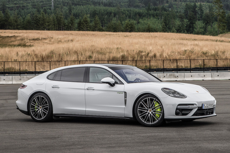 こちらはストレッチ版の「パナメーラ ターボS E-ハイブリッド エグゼクティブ」（3044万円）。ボディサイズは5199×1937×1432mm（全長×全幅×全高）、ホイールベースは3100mm