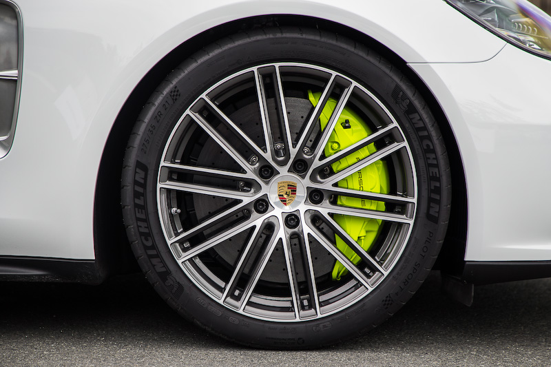 こちらはストレッチ版の「パナメーラ ターボS E-ハイブリッド エグゼクティブ」（3044万円）。ボディサイズは5199×1937×1432mm（全長×全幅×全高）、ホイールベースは3100mm