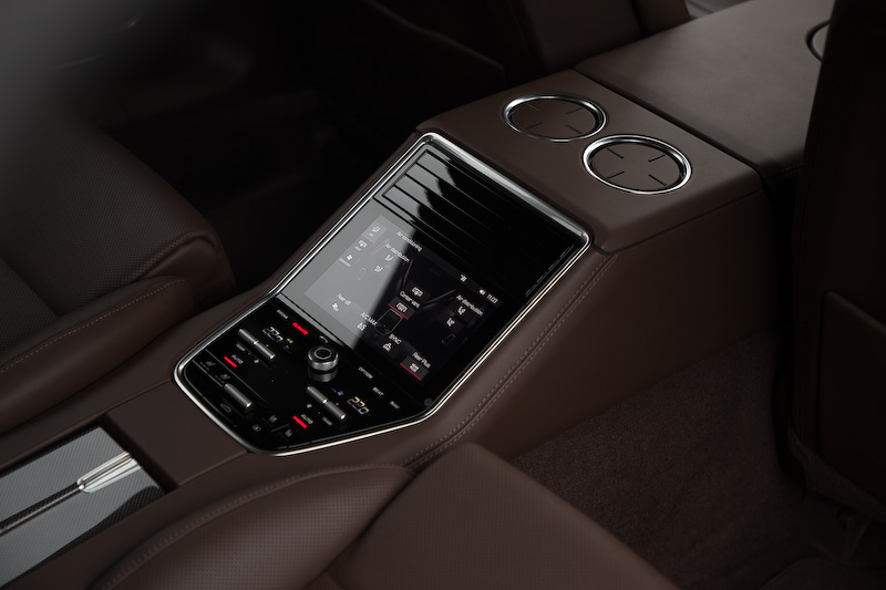 こちらはストレッチ版の「パナメーラ ターボS E-ハイブリッド エグゼクティブ」（3044万円）。ボディサイズは5199×1937×1432mm（全長×全幅×全高）、ホイールベースは3100mm