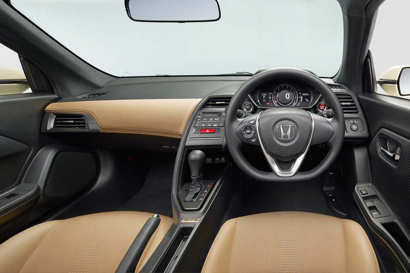 シート、インパネソフトパッドに専用色のライトタンを使い、ボディカラーの専用色「ヒダマリアイボリー・パール」などとカラーコーディネート